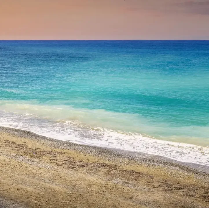 Бирюзовая вода озера Алаколь, поселок Акши