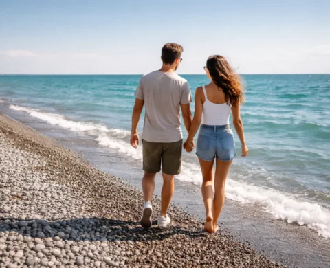 Пара прогуливается по берегу озера Алаколь, фото Inju Luxury Residence