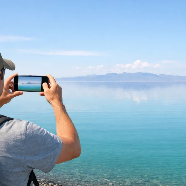 Турист фотографирует озеро Алаколь, фото Inju Luxury Residence