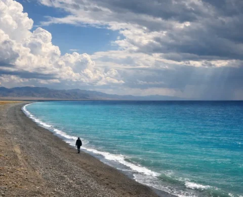 Вид на бирюзовую воду озера Алаколь, фото Inju Luxury Residence