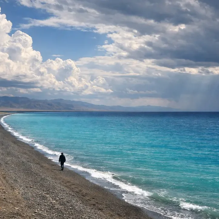 Вид на бирюзовую воду озера Алаколь, фото Inju Luxury Residence